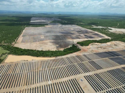 Solares do projeto Dunamis - parceria entre Raízen e Mercedes