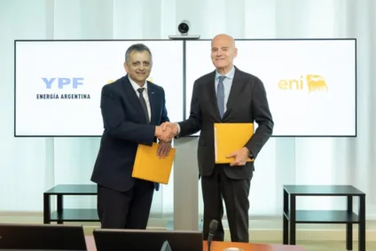 O presidente e CEO da YPF, Horacio Daniel Marín, e o CEO da Eni, Claudio Descalzi, assinam acordo dobre planta de GNL para monetizar recursos de Vaca Muerta